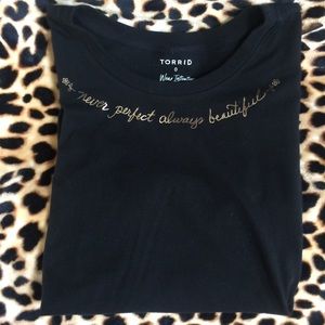 Torrid Black T Shirt 0 10 L Short Sleeve Top Gold Accent Scoopneck Plus